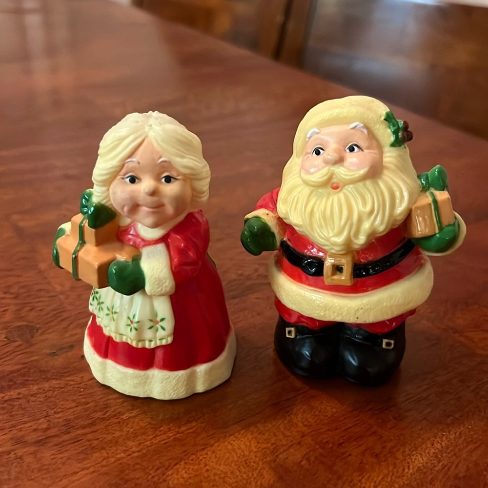 Vintage Hallmark Cards Inc Santa & Mrs. Claus Plastic Salt and Pepper Shakers